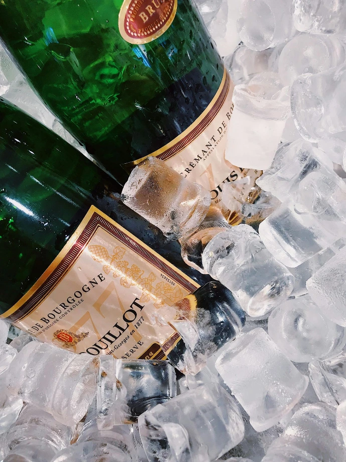 champagne dasn un bac de glaçon